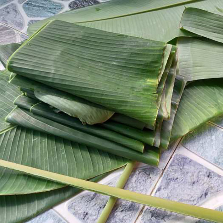 Lá chuối khô dùng để gói các loại bánh gai, bánh gấc còn lá chuối tây để bọc các loại rau xanh, gói giò… Trên thị trường, lá chuối được bán với giá từ 10.000-15.000 đồng/kg.