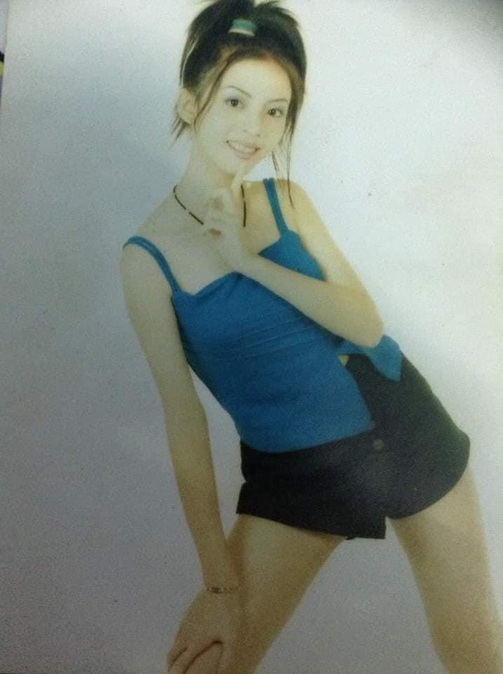 Mới đây, Thu Trang khoe ảnh quá khứ - hiện tại trên trang cá nhân. Hình ảnh cách nhau nhiều năm của nữ diễn viên khiến nhiều người thích thú. Bà xã Tiến Luật vui vẻ nói về bản thân: "Không đẹp từ nhỏ nhưng điệu từ trong máu rồi".