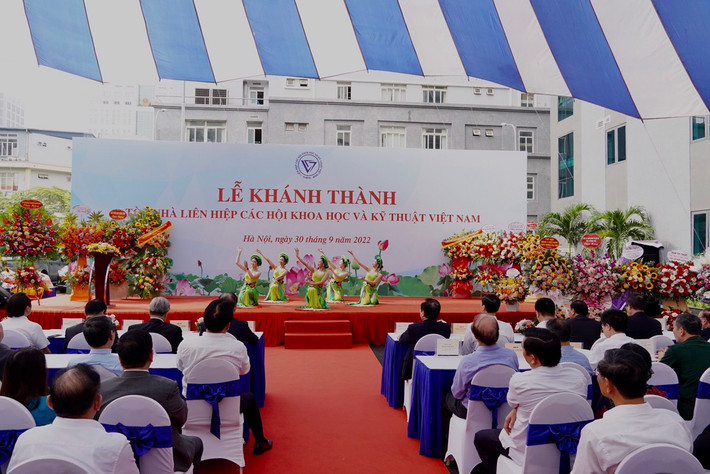 Buổi lễ bắt đầu với chương trình ca nhạc chào mừng tươi vui, hào hứng.