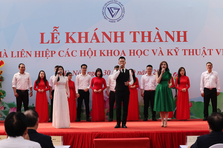 Mở đầu chương trình là tiết mục văn nghệ của Báo Tri thức và Cuộc sống với ca khúc "Bài ca VUSTA".