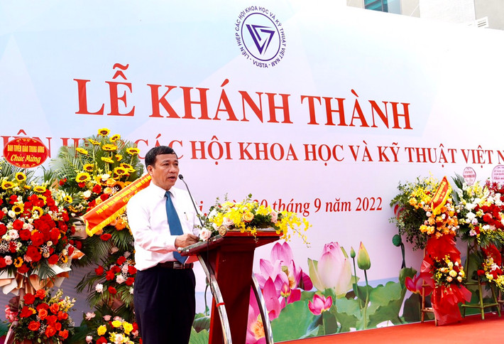 Ông Lê Công Lương - Phó Tổng Thư ký Liên hiệp Hội Việt Nam, Trưởng Ban quản lý dự án xây dựng Trụ sở báo cáo về quá trình xây dựng trụ sở.