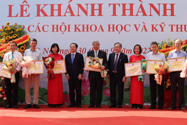 Liên hiệp các Hội Khoa học và Kỹ thuật Việt Nam tặng bằng khen cho 03 tập thể và 17 cá nhân đã có nhiều thành tích trong việc tham gia xây dựng trụ sở Liên hiệp các Hội Khoa học và Kỹ thuật Việt Nam.