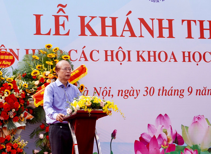 TS Phạm Văn Tân - Nguyên Phó Chủ tịch kiêm Tổng thư ký Liên hiệp Hội Việt Nam đồng thời là Trưởng ban Dự án Xây dựng tòa nhà Liên hiệp Hội Việt Nam phát biểu tại buổi lễ.