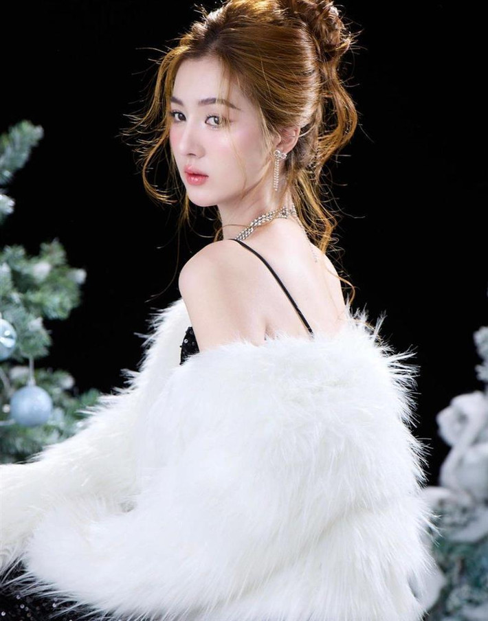 Tuệ Như - vợ Hồ Quang Hiếu là một trong những người đẹp Việt nhận được nhiều sự quan tâm của công chúng. Xuất thân là người mẫu nên không quá ngạc nhiên khi cô nàng sở hữu vóc dáng cuốn hút, chiều cao gần 1,8m cùng gương mặt đẹp dịu dàng. Thời điểm kết hôn, Tuệ Như từng chia sẻ cô không hề biết gì về việc ra phường kí giấy, người đẹp chia sẻ: "Tới lúc ký xong, cầm tờ giấy đăng ký kết hôn mà tôi vẫn chưa tin được. Trong hình dung của tôi, đi đăng ký kết hôn, làm giấy tờ phải phức tạp lắm, vậy mà anh Hiếu chuẩn bị sẵn hết. Tôi còn chưa chuẩn bị được tâm lý có chồng".