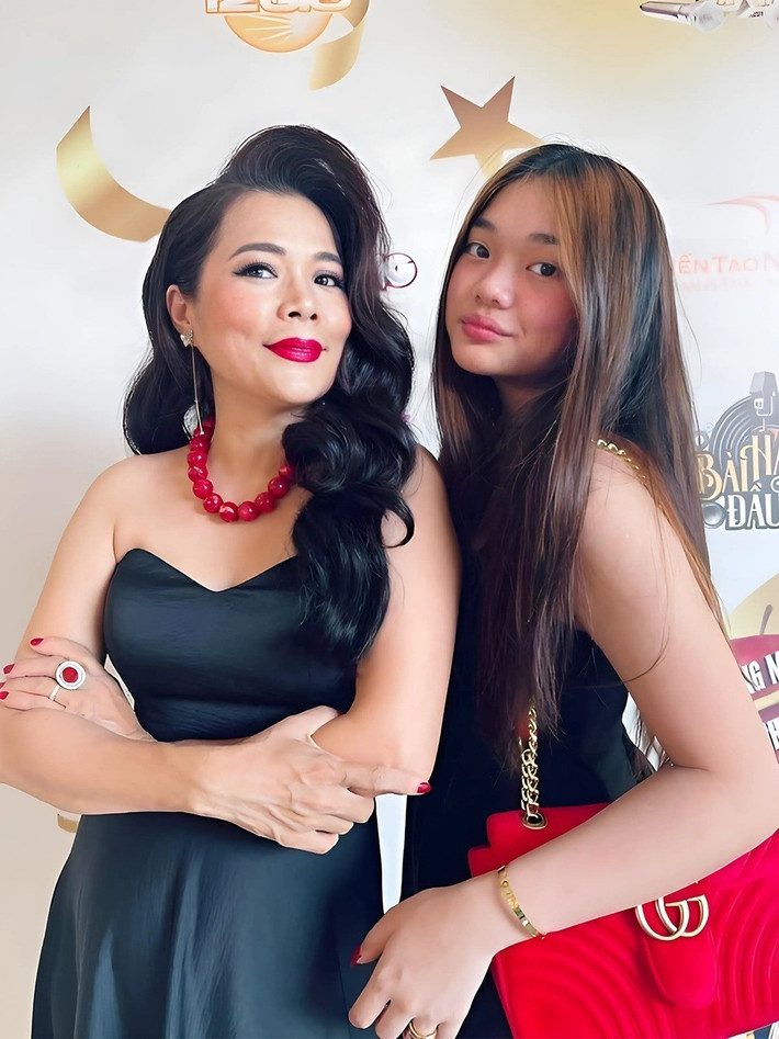 Theo chia sẻ của nữ ca sĩ, con gái cô hoàn thành chương trình học cấp ba tại trường quốc tế, đang chuẩn bị cho hành trình vào đại học. "Con tôi nộp hồ sơ vào bốn đại học tại Anh đều đậu cả bốn, nhưng chỉ nộp để thử sức. Con thích học tại Đức và chờ trường nhận hồ sơ để đăng ký", Mỹ Lệ chia sẻ thêm.