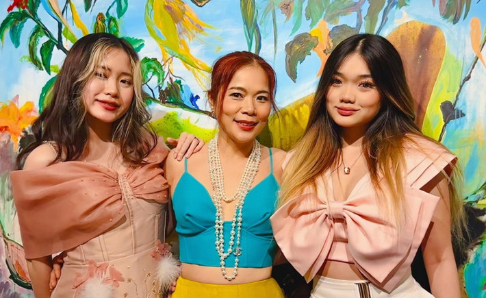 Mỹ Lệ và hai con gái Jannet Ngô (trái) và Jennifer Ngô. Ngoài hai người con theo đuổi ngành Y, Mỹ Lệ có thêm con trai út, năm nay 8 tuổi.