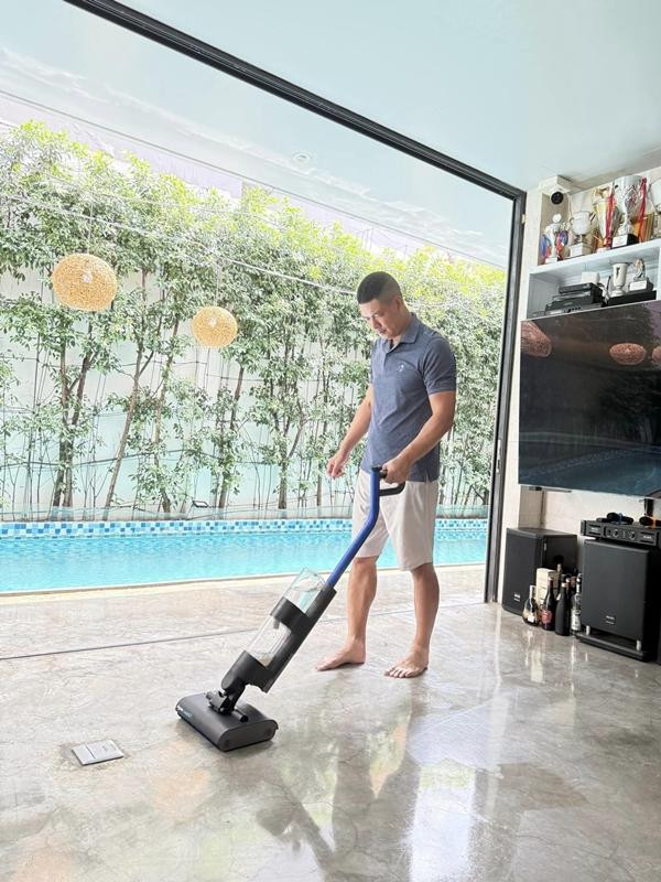 Vợ đại gia của siêu mẫu Bình Minh viết trên trang cá nhân: “Anh bạn nhà mình có sở thích quét nhà, lau nhà suốt mười mấy năm nay vẫn không đổi và mình rất thích sở thích này của anh”. Trong loạt ảnh, phòng khách nhà Anh Thơ - Bình Minh có không gian rộng rãi, thoáng mát cùng bộ sưu tập cúp trưng bày nổi bật. Trước bình luận của bạn bè, Anh Thơ tiết lộ: “Ôi mấy hàng luôn em ơi, hết chỗ để. Cúp golf không đó”.