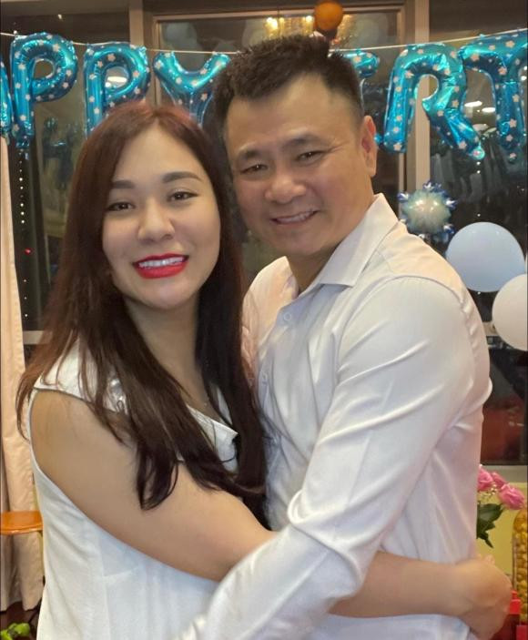 NSND Tự Long trở thành hiện tượng trên mạng xã hội sau khi tham gia Anh trai vượt ngàn chông gai. Bên cạnh sự nghiệp thành công, Tự Long còn được ngưỡng mộ bởi có cuộc sống gia đình hạnh phúc, viên mãn bên bà xã Minh Nguyệt. Sau 9 năm bên nhau, cặp đôi có với nhau 3 người con, 2 con gái và 1 con trai.