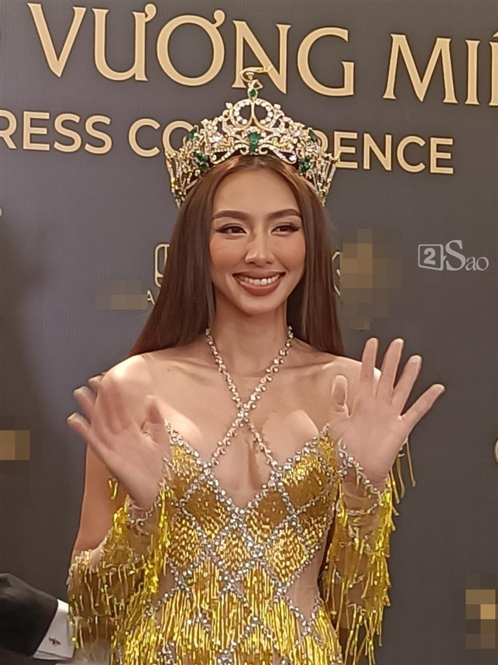 ới đây, Thùy Tiên xuất hiện trong buổi họp báo công bố vương miện Miss Grand Vietnam - Hoa hậu Hòa bình Việt Nam 2022. Sự xuất hiện của mỹ nhân 9X thu hút sự chú ý đặc biệt và nhanh chóng lọt vào ống kính "team qua đường".