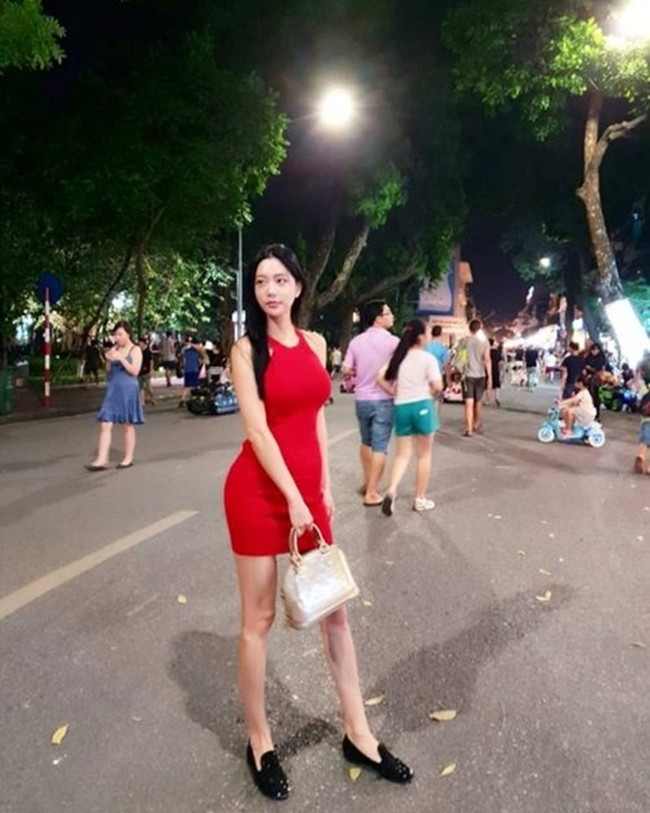 Người này khẳng định, ở Hàn Quốc trang phục để lộ nhiều phần thân trên là không nên.