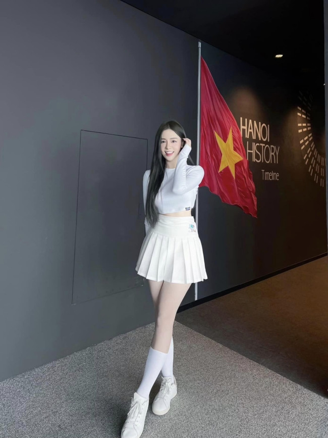 Cao Thu Trang (2001), hiện là sinh viên Học viện Báo chí & Tuyên truyền. Người đẹp quê Vĩnh Phúc nổi bật khi xuất hiện trong chương trình "Nóng cùng World Cup 2022" bởi gương mặt khả ái cùng chiều cao ấn tượng.