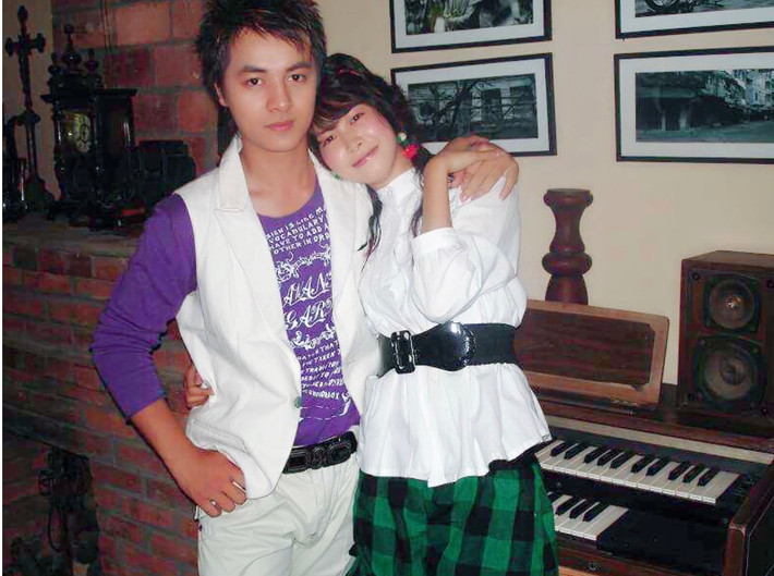 Đăng Khôi trong hình ảnh thời trẻ với bà xã Thùy Anh. Anh sinh năm 1983, là ca sĩ quen thuộc của thế hệ 8X - 9X với loạt ca khúc như: "Cô bé mùa đông", "Thiên đường vắng em", "Chiếc lá tình yêu"… giành được nhiều giải thưởng danh giá. Hiện tại, nam ca sĩ tập trung cho hoạt động kinh doanh, ít tham gia các hoạt động showbiz. Sự trở lại của anh tại "Anh trai vượt ngàn chông gai" khiến không ít khán giả bất ngờ. (Ảnh: FBNV).
