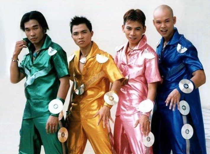 Phan Đinh Tùng (ngoài cùng bên phải) thời còn hoạt động trong nhóm nhạc nổi tiếng MTV. Sau khi rời nhóm, anh ghi dấu ấn với loạt ca khúc: "Ngồi bên em", "Khúc hát mừng sinh nhật", "Bởi vì anh yêu em", "Cào cào lá tre", "Con gái nhỏ của ba"... (Ảnh: FBNV)