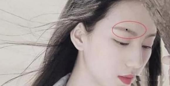Nốt ruồi ẩn trong lông mày: Công danh thuận lợi, tiền đồ rực rỡ: Lông mày, theo nhân tướng học, được gọi là "cung sự nghiệp", thể hiện vận may trong sự nghiệp và hướng phát triển nghề nghiệp của một người.