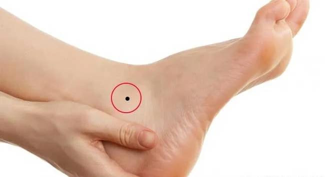 Nốt ruồi ở mắt cá chân. Người xưa cho rằng nốt ruồi ở mắt cá chân là xấu vì nó đại diện cho tướng phải làm thuê khổ sở. Tuy nhiên, theo quan điểm hiện đại, người có nốt ruồi ở mắt cá chân dù hơi vất vả vì phải bôn ba nhưng có lộc làm ăn, tiền hết lại có.