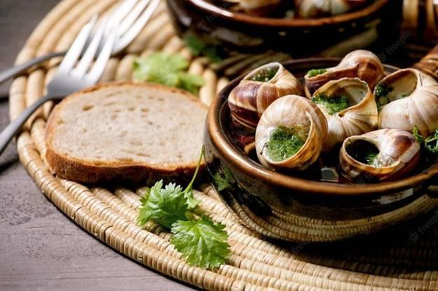 Ngoài ra, du khách có thể gọi món từ ốc sên Helix Pomatia - hay còn gọi là ốc sên La Mã - ở Burgundy. Tại đây, ốc sên được hầm trong nhiều giờ với rượu vang, củ cải, cà rốt và hành, hoặc nhồi tỏi, ngò tây và nướng trong lò. Ảnh: Freepik.