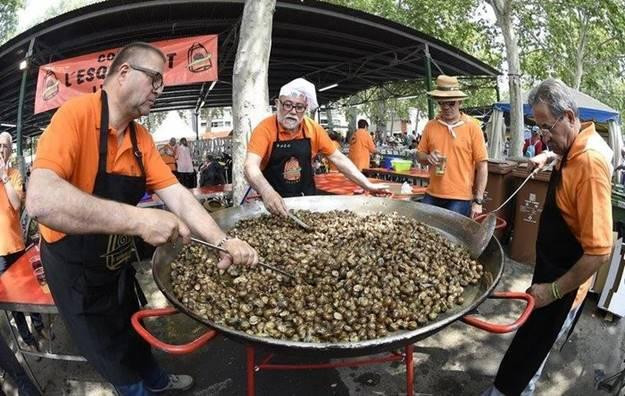 Pháp là một trong những quốc gia tiêu thụ nhiều ốc sên ăn được (escargot) nhất thế giới, và cũng là nơi tuyệt vời để bạn nếm thử món này. Nếu vượt qua được nỗi e dè ban đầu, bạn sẽ hiểu vì sao món ăn giàu vitamin, có hàm lượng đạm cao và chất béo thấp này được người Pháp yêu thích không kém gì phô mai camembert và bánh mì. Ảnh: Gugumuck.