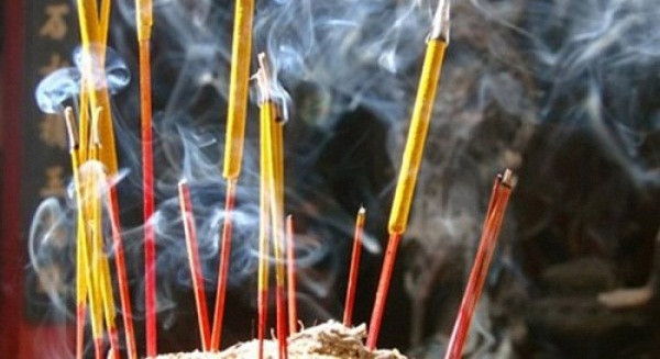 Chính vì thế, chúng ta cần bảo tồn nét văn hóa đẹp này và tránh lạm dụng đốt quá nhiều hương làm ảnh hưởng đến môi trường sống và làm xấu đi hình ảnh vốn đẹp đẽ lâu nay. * Thông tin chỉ mang tính chất tham khảo, chiêm nghiệm