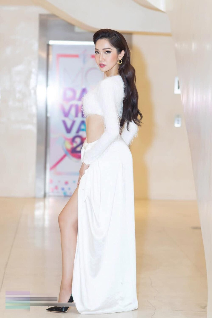 Thiết kế với phần trên là áo crop-top lông vũ kết hợp cùng chân váy mang lại vẻ kiêu sa và quyến rũ cho người đẹp chuyển giới Đỗ Nhật Hà.