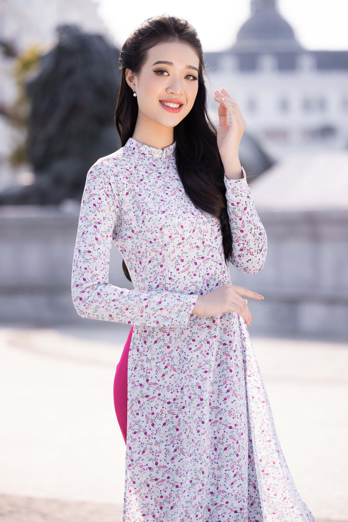 Hồ Thị Yến Nhi, 19 tuổi, là một trong 37 thí sinh được chọn vào vòng chung kết cuộc thi Miss World Vietnam 2022 - Hoa hậu Thế giới Việt Nam. Cô được chú ý với chiều cao nổi bật (1,8 m), chỉ thấp hơn Lê Nguyễn Bảo Ngọc. Yến Nhi theo ngành Quan hệ Quốc tế của khoa Quốc tế, Đại học Huế.