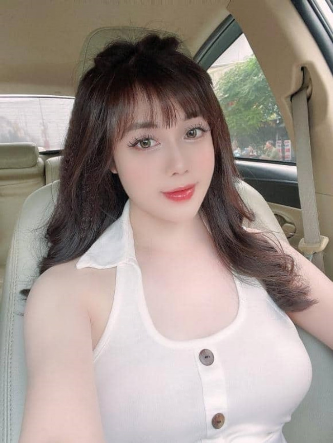 Người đẹp từng được biết đến với biệt danh "hot girl giám thị" khi hình ảnh xinh đẹp của cô khi đi coi thi được lan truyền trên mạng xã hội.