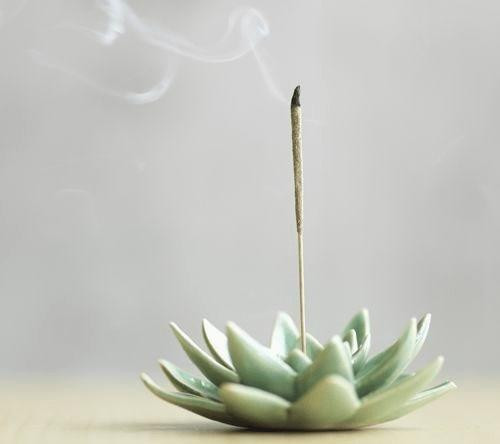 Ý nghĩa thắp 1 nén hương. Với việc thờ cúng thần linh trong nhà, thắp 1 nén hương được gọi là Bình An hương. Theo đó, nếu muốn cầu người nhà bình an, mọi việc thuận lợi thì gia chủ có thể thắp 1 nén hương mỗi buổi sáng tối trong 1 ngày là đủ.