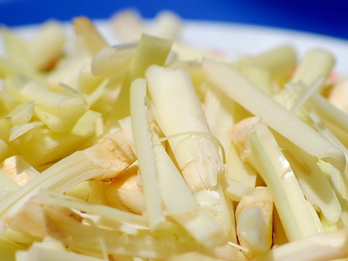 Trên thị trường, bồn bồn tươi có giá 50-70 nghìn/kg, dưa bồn bồn lên tới 115 nghìn/kg
