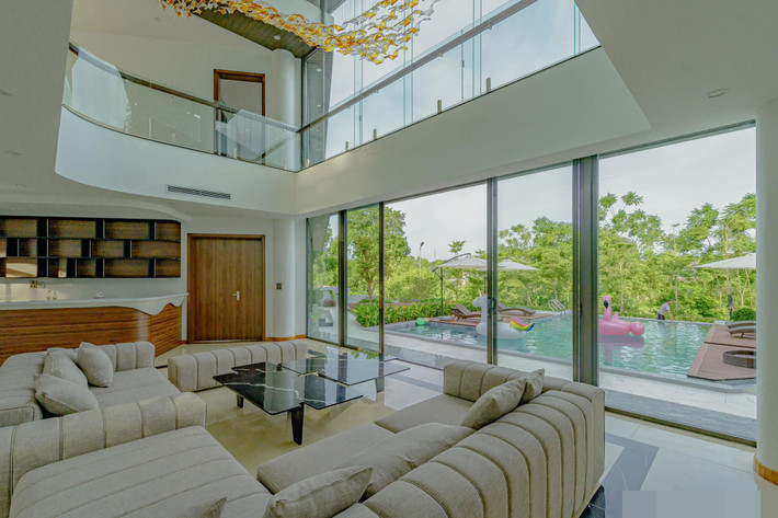 Chị Hường thích không gian mở nên hầu hết các bức tường đều là kính. Dù ngồi ở bất cứ góc nào trong nhà, chị cũng có thể hướng thẳng tầm mắt ra hồ bơi và sân vườn.
