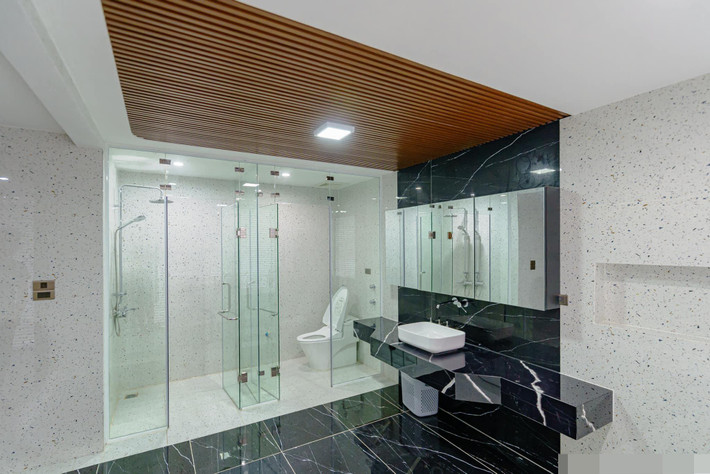 Khu vực tắm view thiên nhiên, có phòng tắm đứng, bồn tắm ngâm và 1 vệ sinh tách biệt.