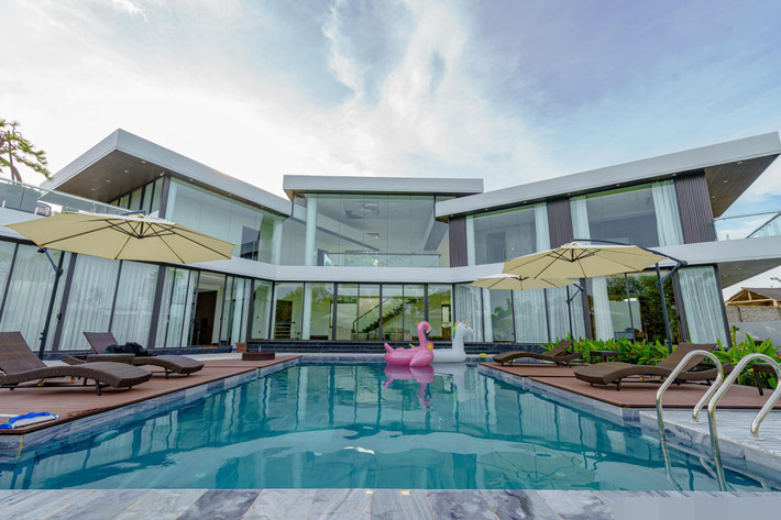 Căn villa mang hình tượng cánh chim bay cao, bay xa và luôn hướng về phía trước. Xung quanh cảnh quan thiên nhiên xanh ngắt.