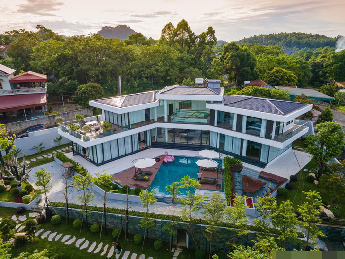 Căn villa nằm trên đồi ở TP.Việt Trì (Phú Thọ) là món quà kỷ niệm 10 năm ngày cưới của vợ chồng chị Phùng Hường.