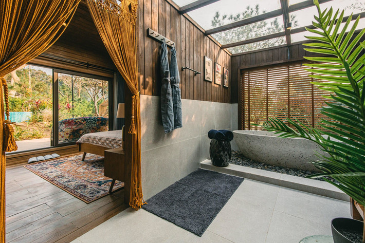 Ngôi nhà có một phòng ngủ và phòng tắm tràn ánh sáng tự nhiên, sỏi và gạch terrazzo giúp không gian tràn ngập thiên nhiên. Một sàn gỗ lớn trước hiên nhà cho mọi người ngồi uống trà, hút thuốc ngoài sân, lắng nghe tiếng chim hót và âm hưởng của núi rừng.