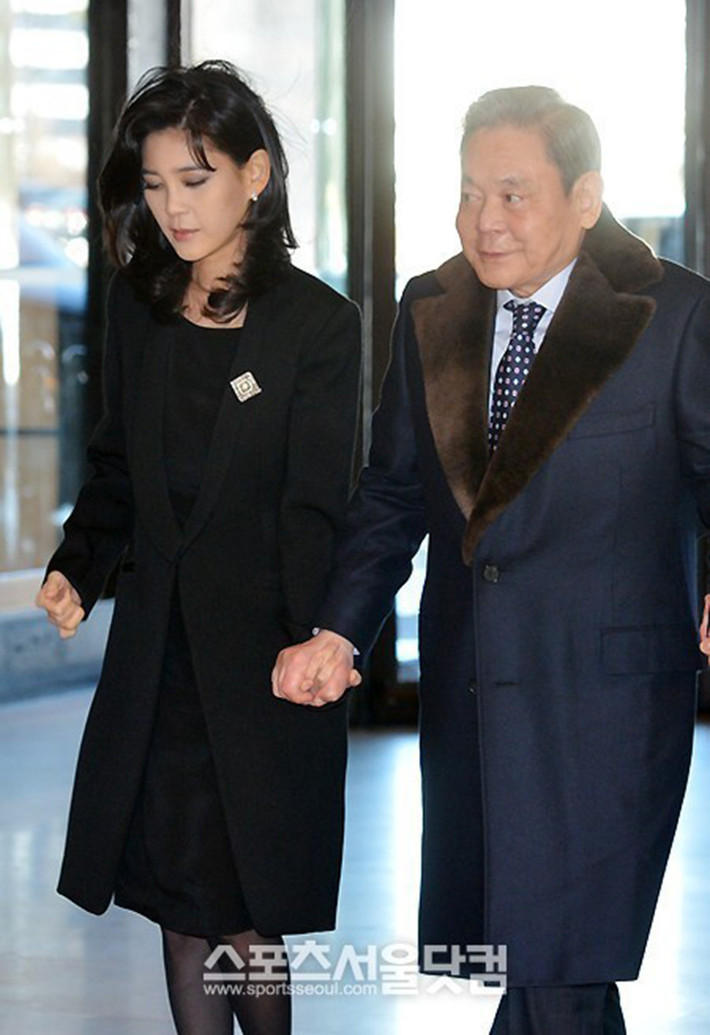 Nhiều người gọi bà là "Tiểu Lee Kun-Hee" vì từ tính cách, phong thái quản lý tới năng lực đều xuất sắc và rất giống với Chủ tịch Samsung.