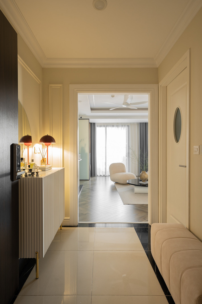 Về yếu tố màu sắc, phong cách nội thất Parisian tập trung vào sự nhẹ nhàng và tinh tế. Các yếu tố màu sắc nặng nề sẽ không được sử dụng. Thay vào đó những màu như trắng hay trắng ngà được sử dụng để sơn tường. Mục đích là để tôn lên vẻ đẹp của toàn bộ bố cục khi kết hợp với màu của nội thất.