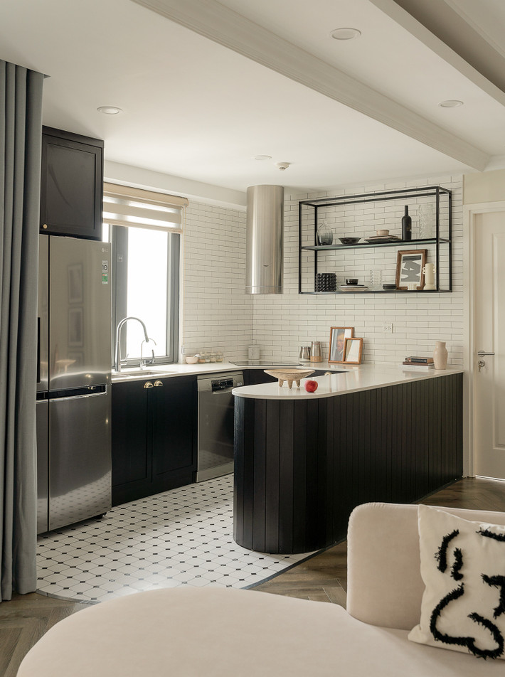 Một biệt thự, ngôi nhà hay căn hộ mang phong cách nội thất Parisian đều cho cảm giác trọn vẹn và hoàn hảo. Kiểu thiết kế này chú trọng cả hoa văn và từng chi tiết nhỏ. Sự pha trộn giữa cổ điển và hiện đại kết hợp ánh sáng và nội thất sang trọng là điều làm nên phong này.