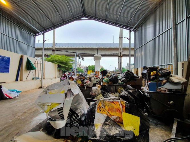 ##s###Ông Phúc (64 tuổi, bảo vệ một điểm tập kết rác của công ty môi trường) tại nút giao giữa đường Đê La Thành và đường Hoàng Cầu cho biết rác thải đã ùn ứ trong 3 ngày, nếu tiếp tục việc này thì các điểm tập kết rác sẽ không còn sức chứa.