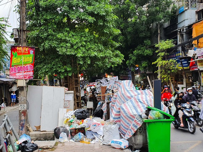 ##s###Nhìn "núi rác" chất đống trước cửa nhà, ông Thư Hùng (51 tuổi, chủ cửa hàng trên đường Đê La Thành) bày tỏ: "Rác thải ùn ứ khiến người dân sống xung quanh như tôi vô cùng ngột ngạt, đến bữa chỉ cố nhắm mắt ăn cho xong vì mùi rác thải quá khó chịu. Hi vọng các vấn đề liên quan đến bãi rác sẽ sớm được giải quyết để rác được đưa đến địa điểm xử lí".