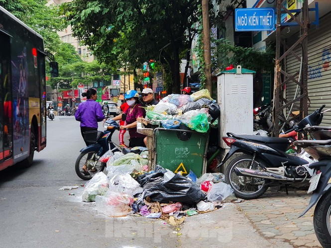 ##s###Dọc tuyến đường Khâm Thiên (quận Đống Đa), rác thải chất đống và tràn ra đường gây cản trở giao thông.