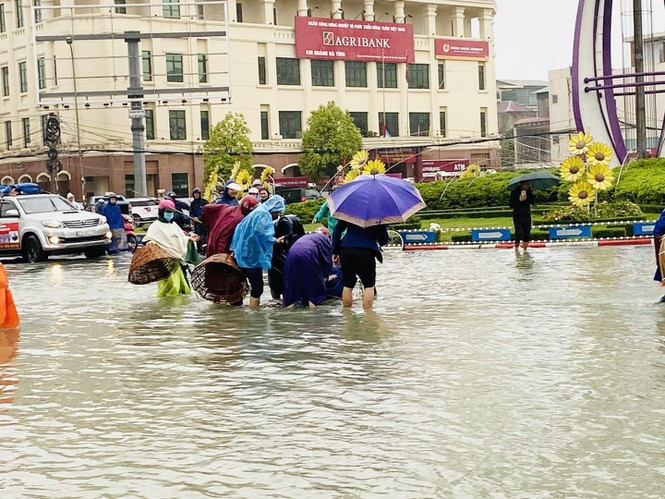 ##s###Từng tốp người dùng đơm, vợt đứng tập trung ngang đường Hà Huy Tập để bắt cá.