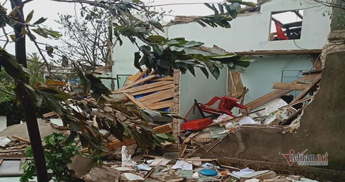 Căn nhà tan hoang sau bão