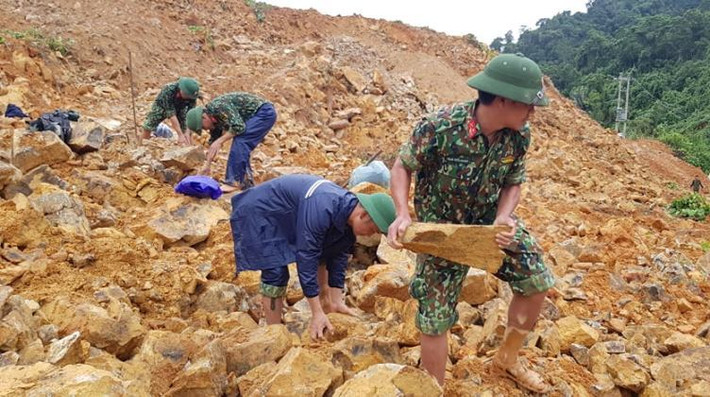 Lực lượng cứu hộ với 100 người vẫn đang nỗ lực triển khai tìm kiếm các công nhân mất tích ở Rào Trăng 3. Dự định trong 2 ngày tới, lực lượng chức năng sẽ thông tuyến đường 71 vào thủy điện Rào Trăng 3 để tìm kiếm 15 công nhân đang mất tích. Cũng theo tỉnh TT-Huế, lực lượng cứu hộ bằng đường thủy với 100 người gồm: các lực lượng Quân sự tỉnh, Công an, dân sự đang tiếp tục tìm kiếm các công nhân đang mất tích ở Rào Trăng 3.