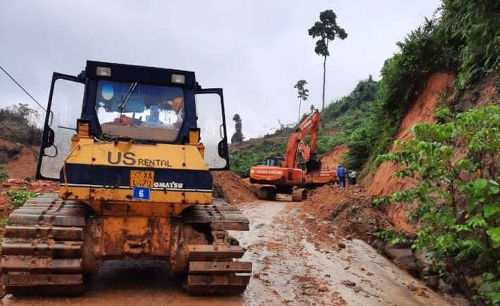 Đoạn từ thủy điện Rào Trăng 4 lên thủy điện Rào Trăng 3 đã thông khoảng 7km. Như vậy, còn khoảng 3km đường nữa (với 2 điểm sạt lở lớn, sập 1 phần đường nhựa) sẽ thông với thủy điện Rào Trăng 3, nơi 15 công nhân đang mất tích.