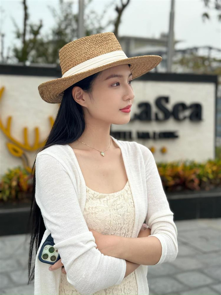 ữ diễn viên sở hữu khuôn mặt xinh đẹp không kém hoa hậu, á hậu. Cô được nhận xét có vẻ đẹp trong sáng, nhẹ nhàng, phù hợp với những vai diễn thùy mị, nết na