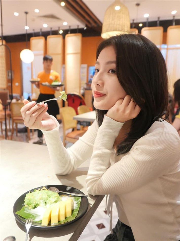 ích Ngọc, sinh năm 1997, từng là hot girl Đại học Ngoại thương Hà Nội. Yêu thích diễn xuất, cô quyết định theo đuổi con đường nghệ thuật.