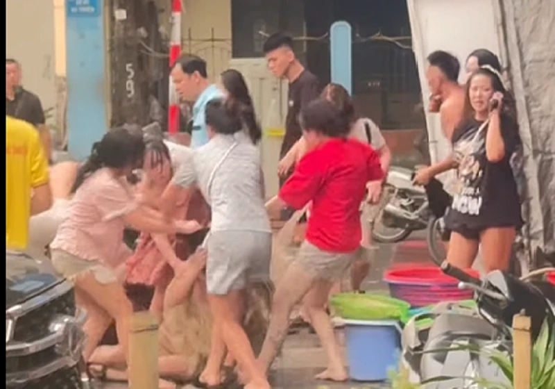Xác minh vụ nhóm người hành hung đôi nam nữ giữa phố Hà Nội