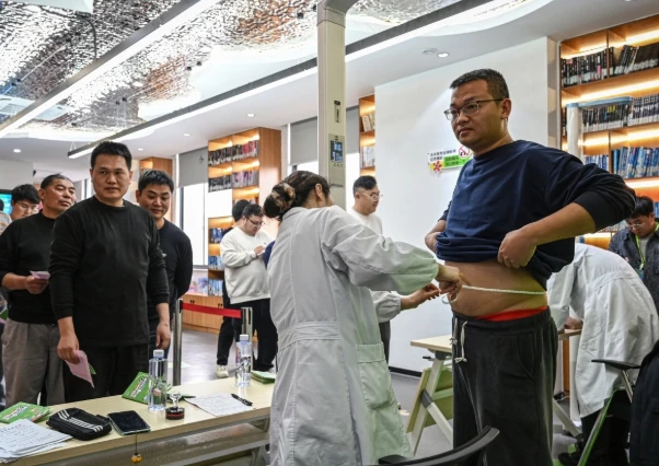 Trung Quốc: Hàng nghìn người xếp hàng đổi mỡ thừa lấy thịt bò