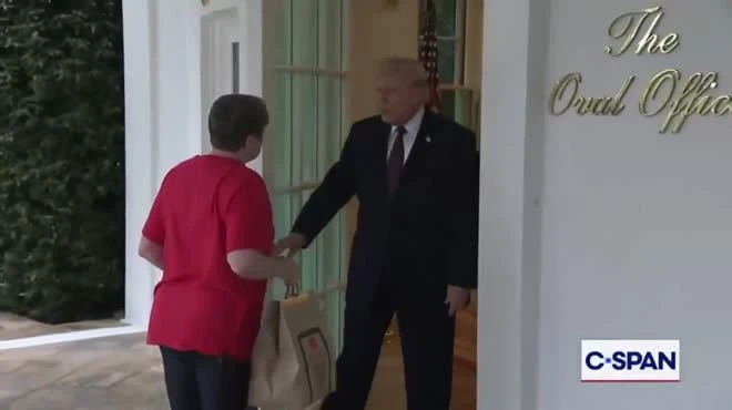 Hoài nghi về khoản tiết kiệm 11.000 USD của nhân viên giao hàng Mỹ