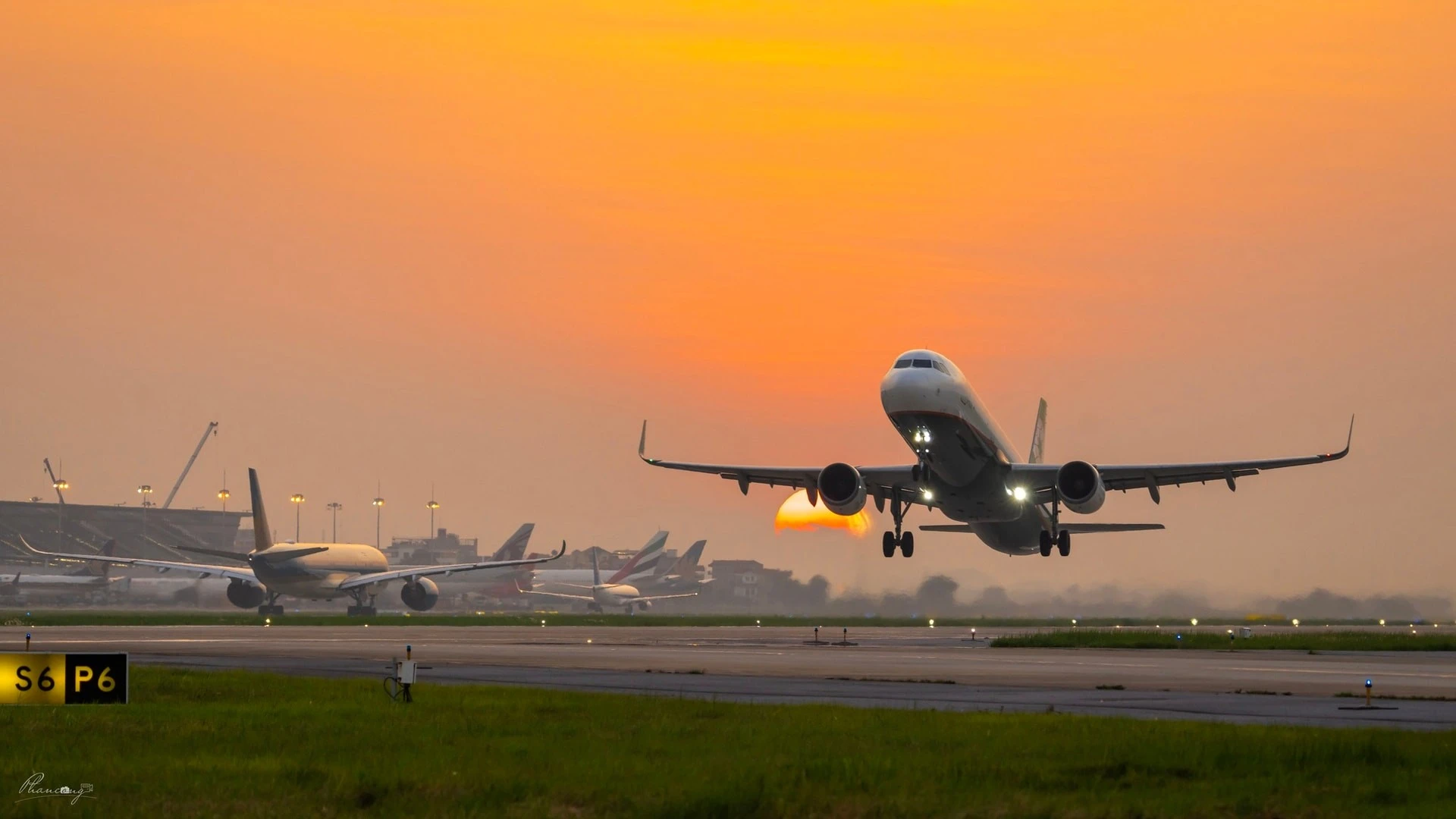 Giá nhiên liệu tăng vọt, hàng không Việt đối mặt cơn bão chi phí