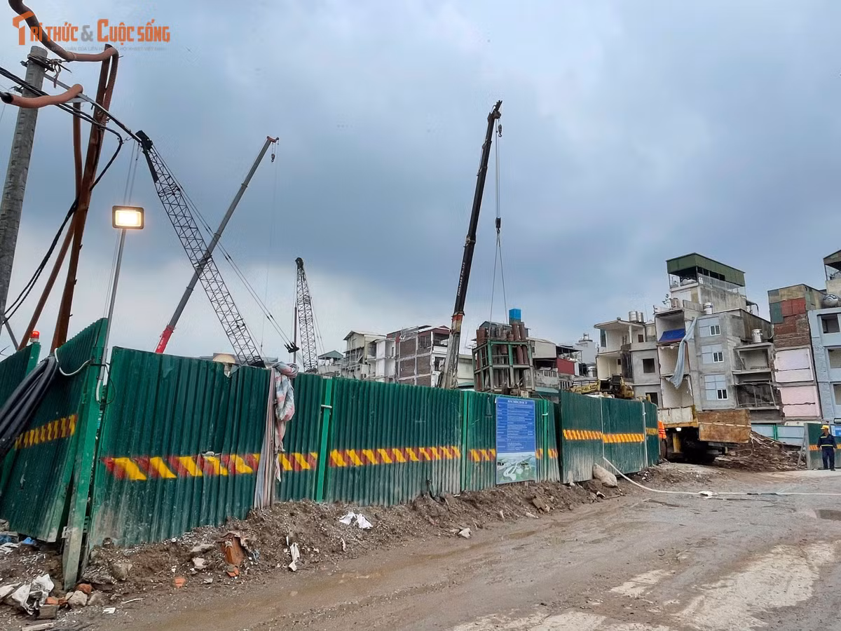 Cầu Trần Hưng Đạo là dự án giao thông trọng điểm của Hà Nội, có tổng mức đầu tư hơn 16.200 tỷ đồng. Công trình dài khoảng 4,18 km, nối khu vực ngã 5 Trần Hưng Đạo - Trần Thánh Tông với đường Nguyễn Sơn.