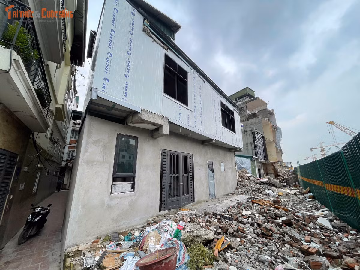 Nhiều hộ gia đình sử dụng tấm panel để dựng vách và hoàn thiện nhà sau khi mặt bằng được điều chỉnh, giúp rút ngắn thời gian thi công.